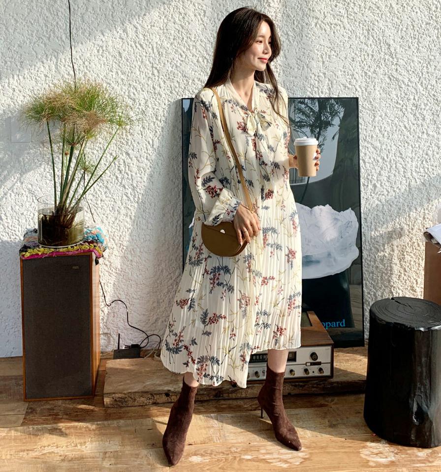 リボンプリーツフラワーワンピース・全3色・b65956 レディース 【ops】韓国ファッション ワンピース ロングワンピース 長袖 Vネック リボン プリーツ 花柄 フローラル フラワー ロング丈 シンプル 体型カバー フェミニン カジュアル 秋 冬