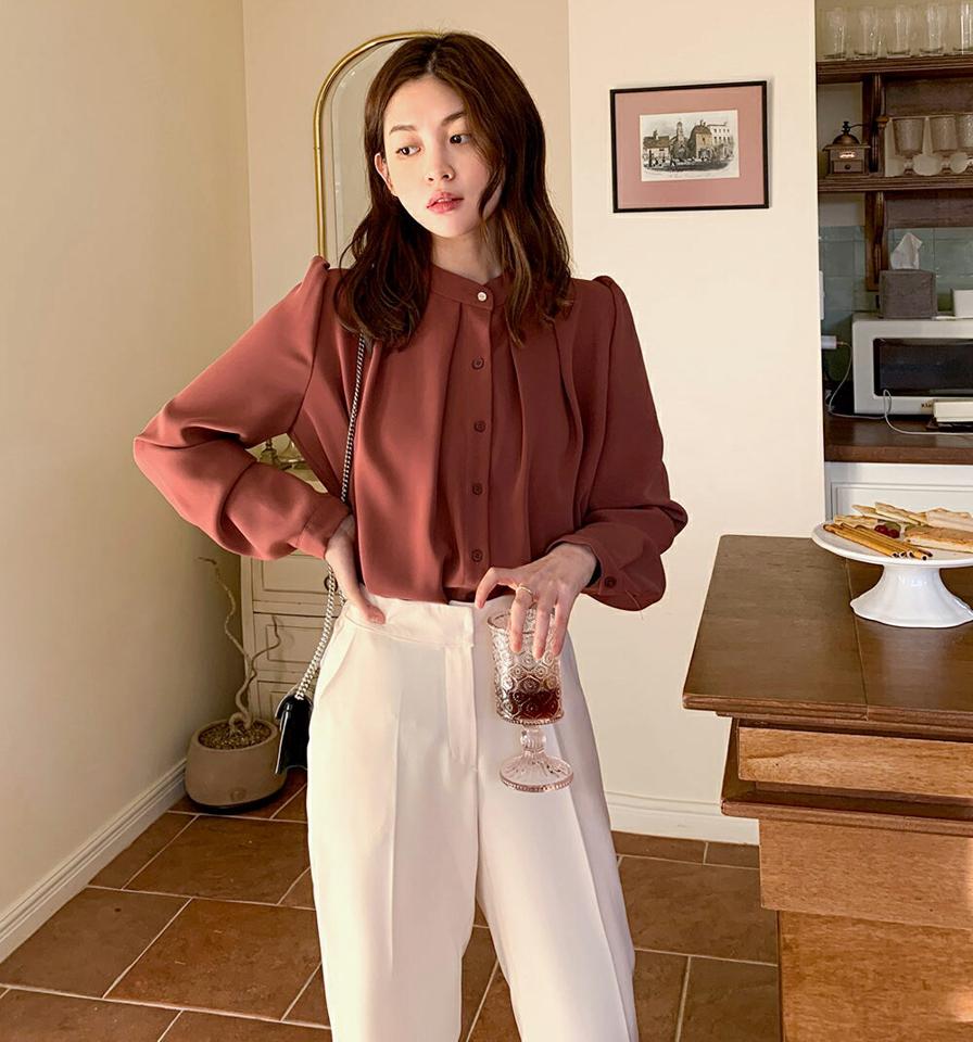 フェイクパールタックパフブラウス・全3色・e65974 レディース 【bl】韓国ファッション トップス ブラウス 長袖 バンドカラー フェイクパール タック パフスリーブ 単色 シンプル 大人 カジュアル フェミニン 秋 冬