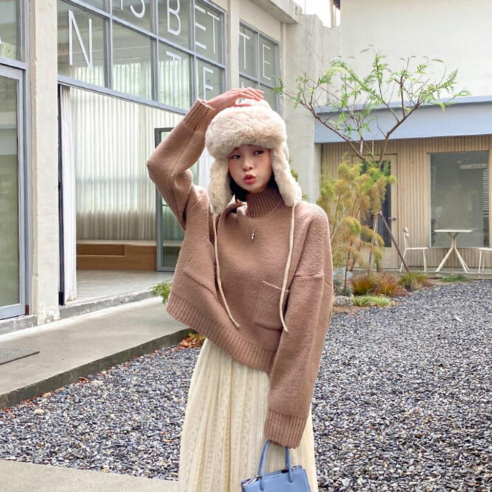 【只今10%OFF】ハイネックポケットクロップドニット・全4色・b65968 レディース 【tops】韓国ファッション トップス ニット 大人 長袖 ハイネック ポケット クロップド丈 異素材 厚手 カラーニット 無地 シンプル 体型カバー フェミニン カジュアル 秋 冬【ニットセール】