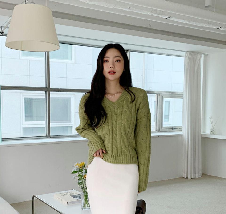 Vネックケーブルクロップドニット・全4色・t65969 レディース 【tops】韓国ファッション トップス ニット 大人 長袖 Vネック ケーブル編み クロップド丈 ドロップショルダー 異素材 シンプル フェミニン カジュアル 秋 冬