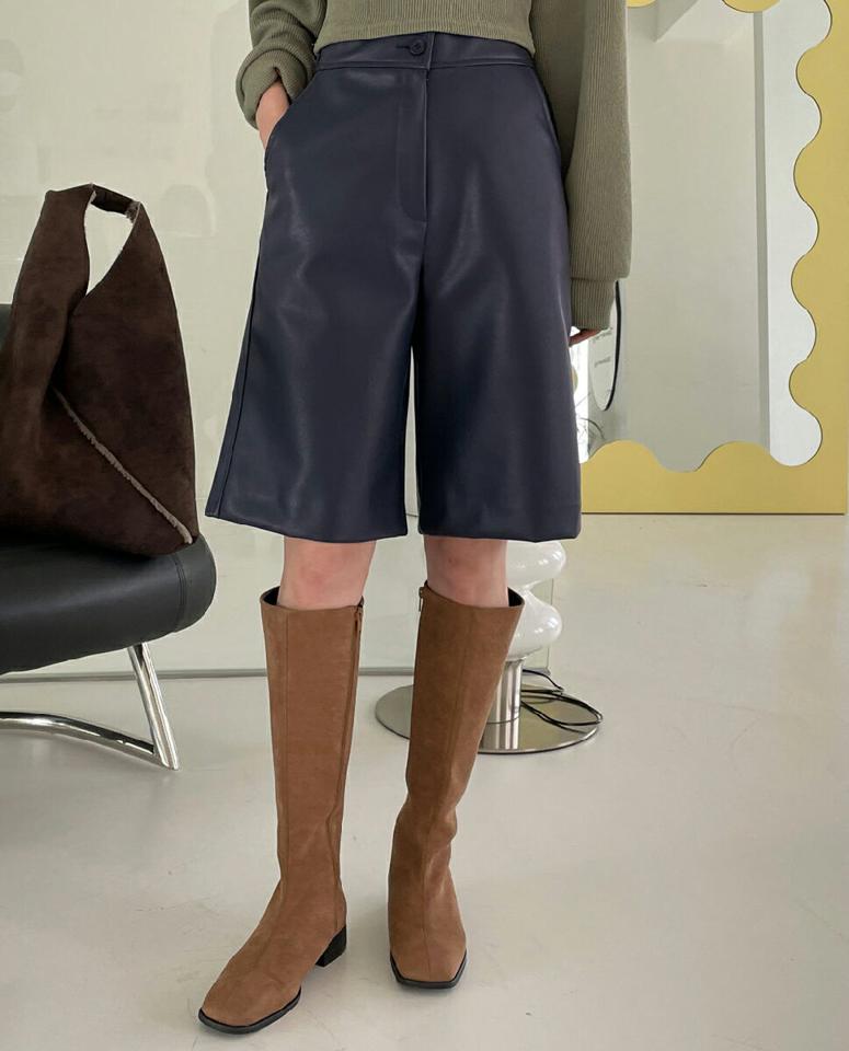 レザー調ハーフパンツ・全3色・b71374 レディース 【pt】パンツ ズボン ハーフパンツ 半ズボン 単色 無地 シンプル かっこいい モダン クール 大人 ハイウエスト 秋 春 春 韓国ファッション ハイホリHIHOLLI