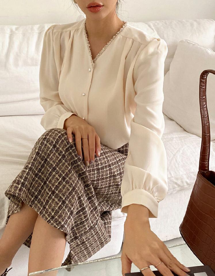 Vネックツイードラインブラウス・全4色・71367 レディース 【bl】トップス ブラウス 長袖 Vネック ツイード 上品 大人 きれいめ オフィスカジュアル パールボタン パフスリーブ パフ袖 秋 冬 韓国ファッション ハイホリHIHOLLI