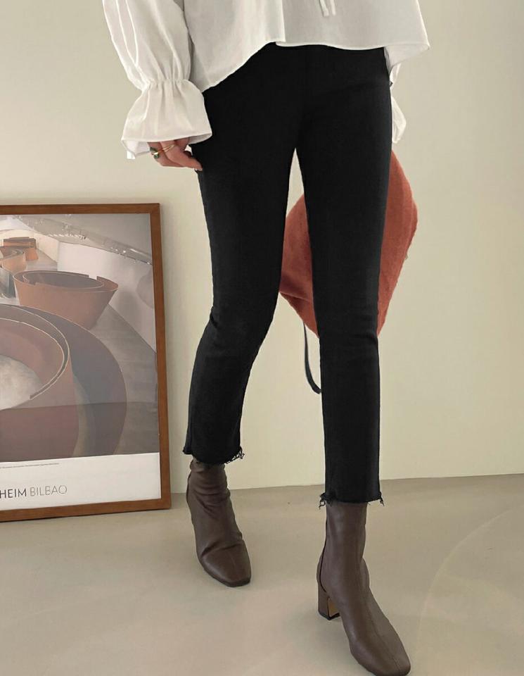 裏起毛カットオフスキニーパンツ・全2色・t00803 レディース 【pt】パンツ ズボン スキニーパンツ スリム ロングパンツ 長ズボン カットオフ 切りっぱなし 単色 無地 シンプル ベーシック 大人 暖かい 裏起毛 冬 韓国ファッション ハイホリHIHOLLI