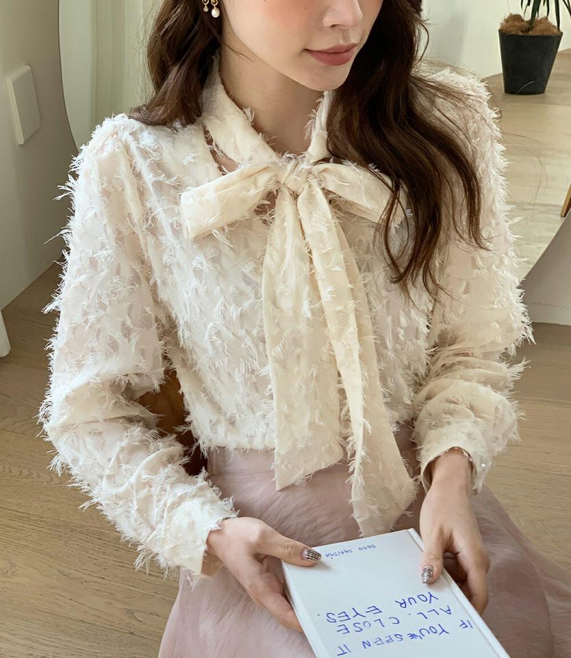 フェザー調ストラップブラウス・全3色・t00564 レディース 【bl】トップス ブラウス 長袖 ストラップ フェザー フェミニン 上品 大人 高級感 Vネック 襟コン パフスリーブ パフ袖 秋 冬 韓国ファッション ハイホリHIHOLLI