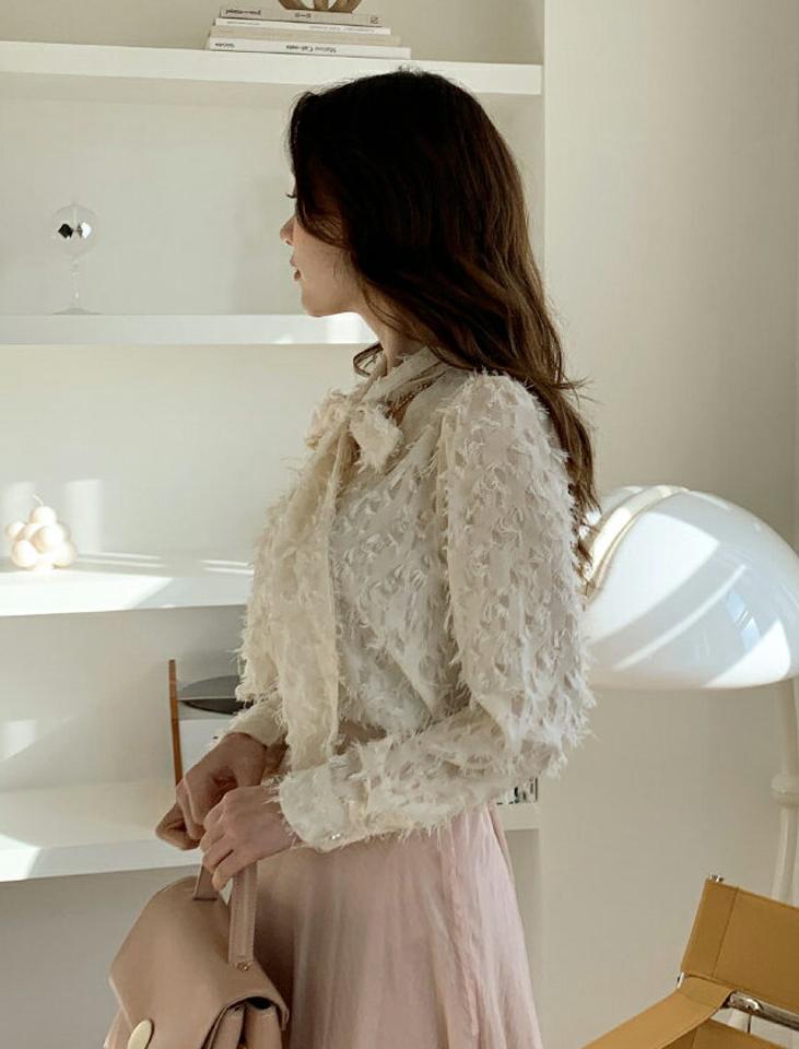 フェザー調ストラップブラウス・全3色・t00564 レディース 【bl】トップス ブラウス 長袖 ストラップ フェザー フェミニン 上品 大人 高級感 Vネック 襟コン パフスリーブ パフ袖 秋 冬 韓国ファッション ハイホリHIHOLLI