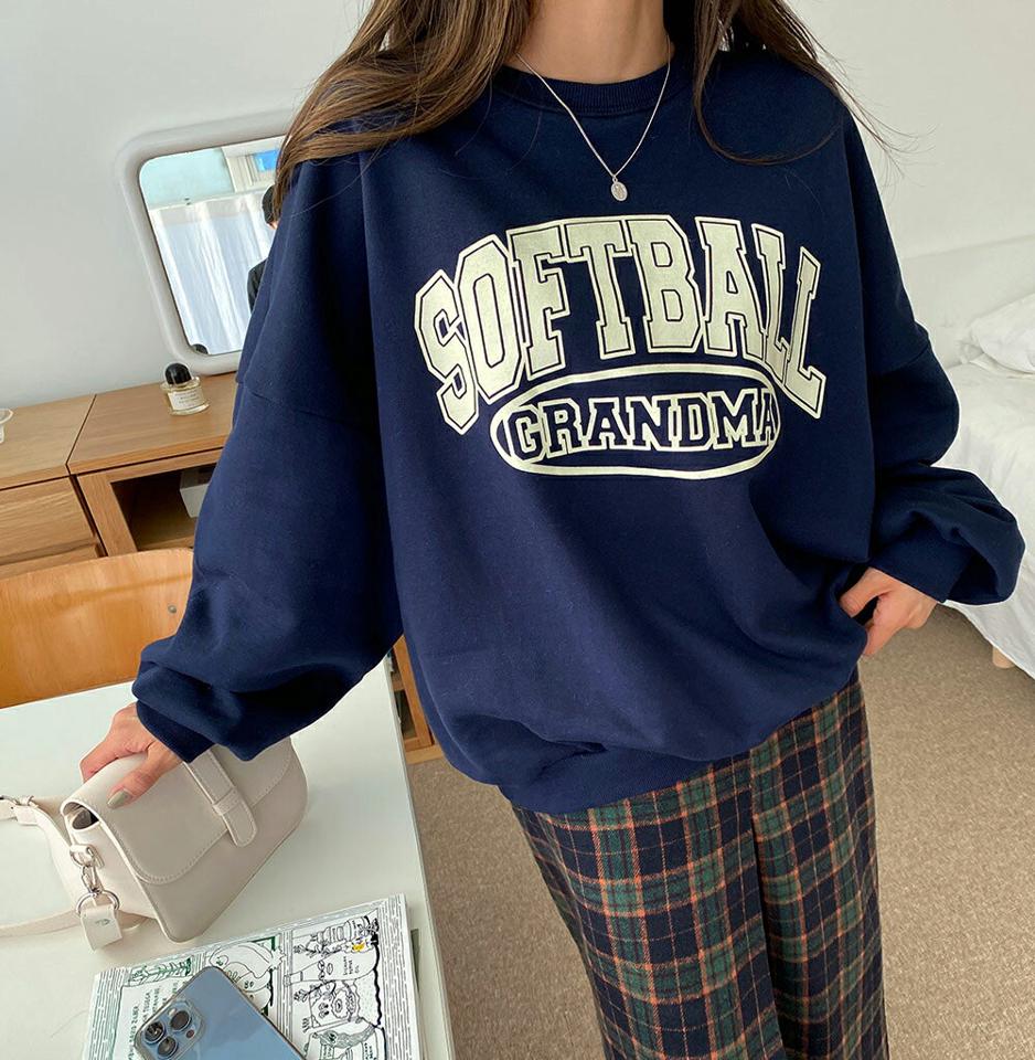 裏起毛SOFTBALLレタリングスウェット・全3色・b63406 レディース 【tops】韓国ファッション トップス スウェット 大人 長袖 ラウンドネック 裏起毛 レタリング 英字 ロゴ リブ ルーズ シンプル 体型カバー フェミニン カジュアル 秋 冬