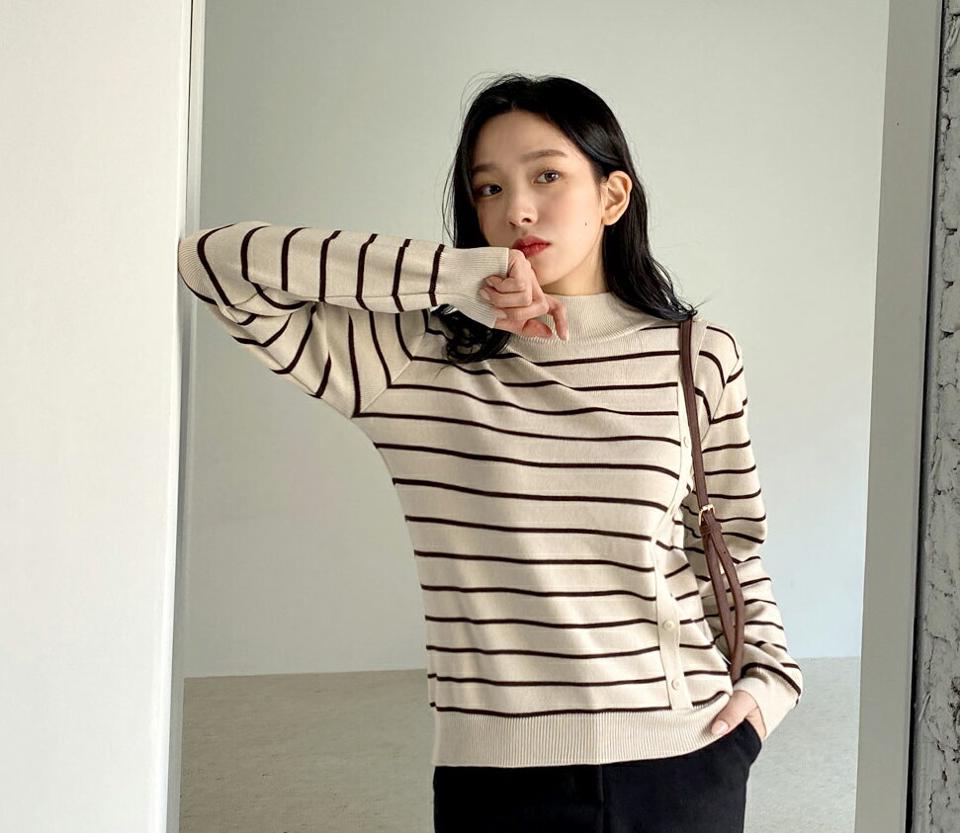 【只今10%OFF】フェイクボタンボーダーニット・全4色・b01814 レディース 【tops】韓国ファッション トップス ニット 長袖 ハーフネック フェイクボタン ボーダー 配色 異素材 フェミニン シンプル デイリー 異素材 体型カバー カジュアル 秋 冬 NIJU【ニットセール】