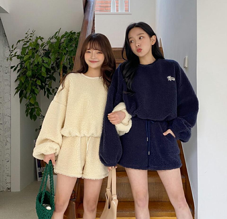 【送料無料】レタリングボアスウェット&ボアショートパンツSET・全2色・t01825 レディース 【pt】韓国ファッション ボトムス パンツ ショートパンツ ウェット セットアップ 長袖 ボア レタリング シンプル 体型カバー カジュアル 秋 冬 NIJU