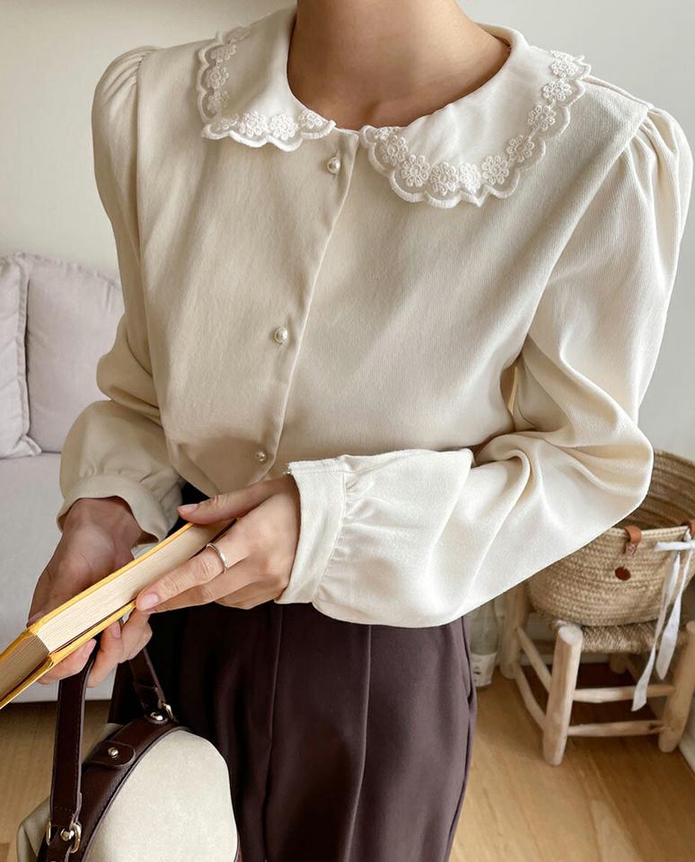 レースカラーパール調ボタンブラウス・全2色・b66058 レディース 【bl】韓国ファッション トップス ブラウス 長袖 フラワー刺? 花柄刺繍 レースカラー パール調 ボタン パフスリーブ 無地 シンプル 大人 体型カバー カジュアル フェミニン 秋 冬