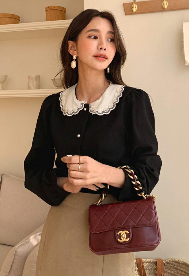 レースカラーパール調ボタンブラウス・全2色・b66058 レディース 【bl】韓国ファッション トップス ブラウス 長袖 フラワー刺? 花柄刺繍 レースカラー パール調 ボタン パフスリーブ 無地 シンプル 大人 体型カバー カジュアル フェミニン 秋 冬