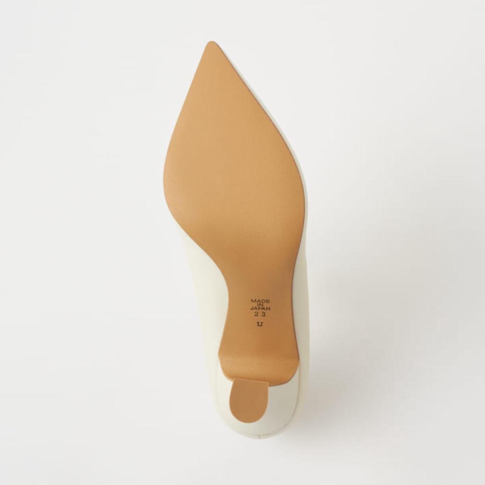 造形的バックルがアクセント！美シルエットパンプス