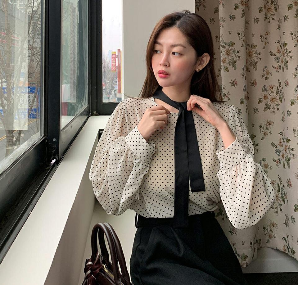 ハートバックリボンブラウス・全2色・t00006 レディース 【bl】韓国ファッション トップス ブラウス 長袖 ラウンドネック ハート バックリボン ボタン ストラップ ギャザー シンプル 大人 体型カバー カジュアル フェミニン 秋 冬