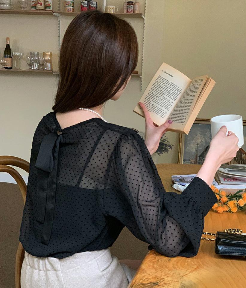 ハートバックリボンブラウス・全2色・t00006 レディース 【bl】韓国ファッション トップス ブラウス 長袖 ラウンドネック ハート バックリボン ボタン ストラップ ギャザー シンプル 大人 体型カバー カジュアル フェミニン 秋 冬