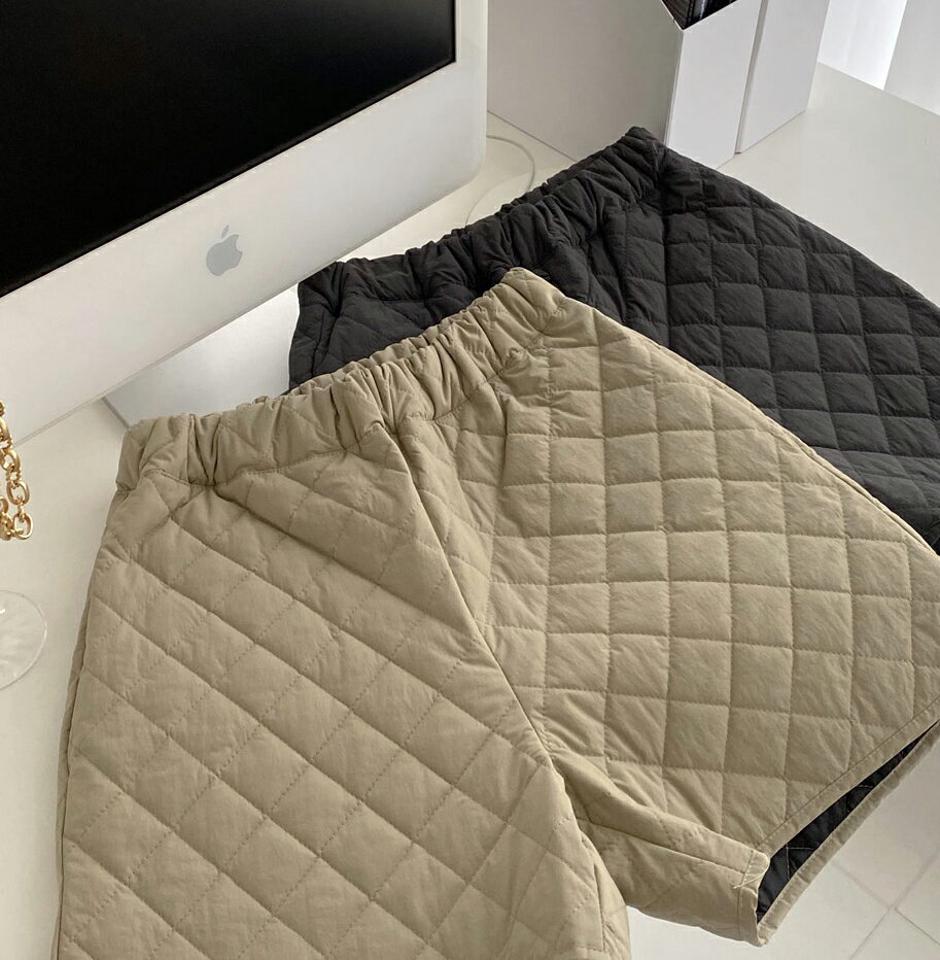 キルティングショートパンツ・全2色・t66457 レディース 【pt】韓国ファッション ボトムス ショート ショートパンツ ダイヤキルティング スリット ショート丈 ウエストゴム 美脚 シンプル 体型カバー 細身 足長 着痩せ カジュアル 秋 冬