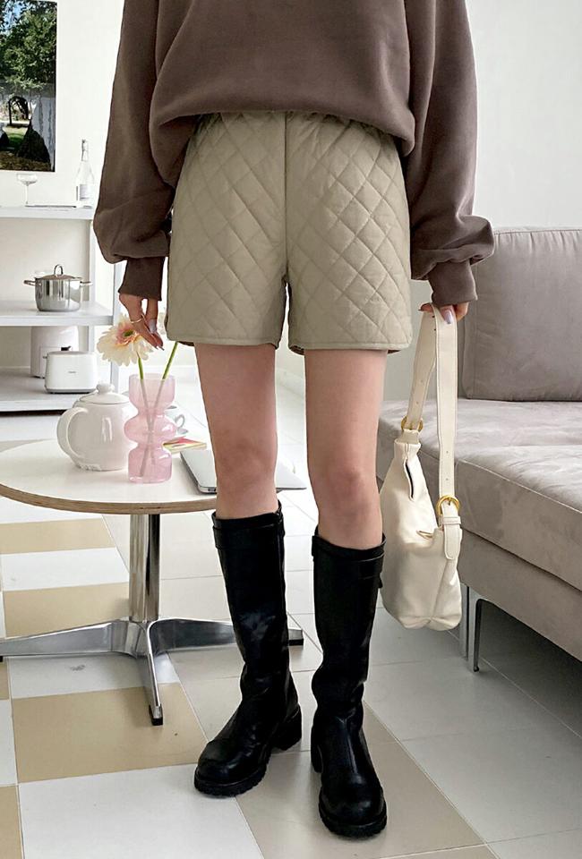 キルティングショートパンツ・全2色・t66457 レディース 【pt】韓国ファッション ボトムス ショート ショートパンツ ダイヤキルティング スリット ショート丈 ウエストゴム 美脚 シンプル 体型カバー 細身 足長 着痩せ カジュアル 秋 冬