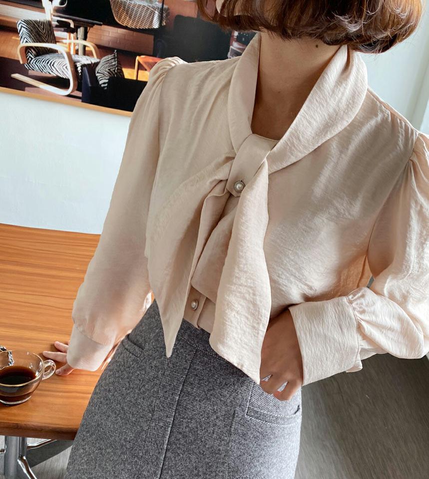 パール調ボタンリボンブラウス・全3色・t00004 レディース 【bl】 韓国ファッション トップス ブラウス 長袖 パフスリーブ ボウタイ ネックリボン スリム 細身 オフィス 大人 カジュアル 秋 冬