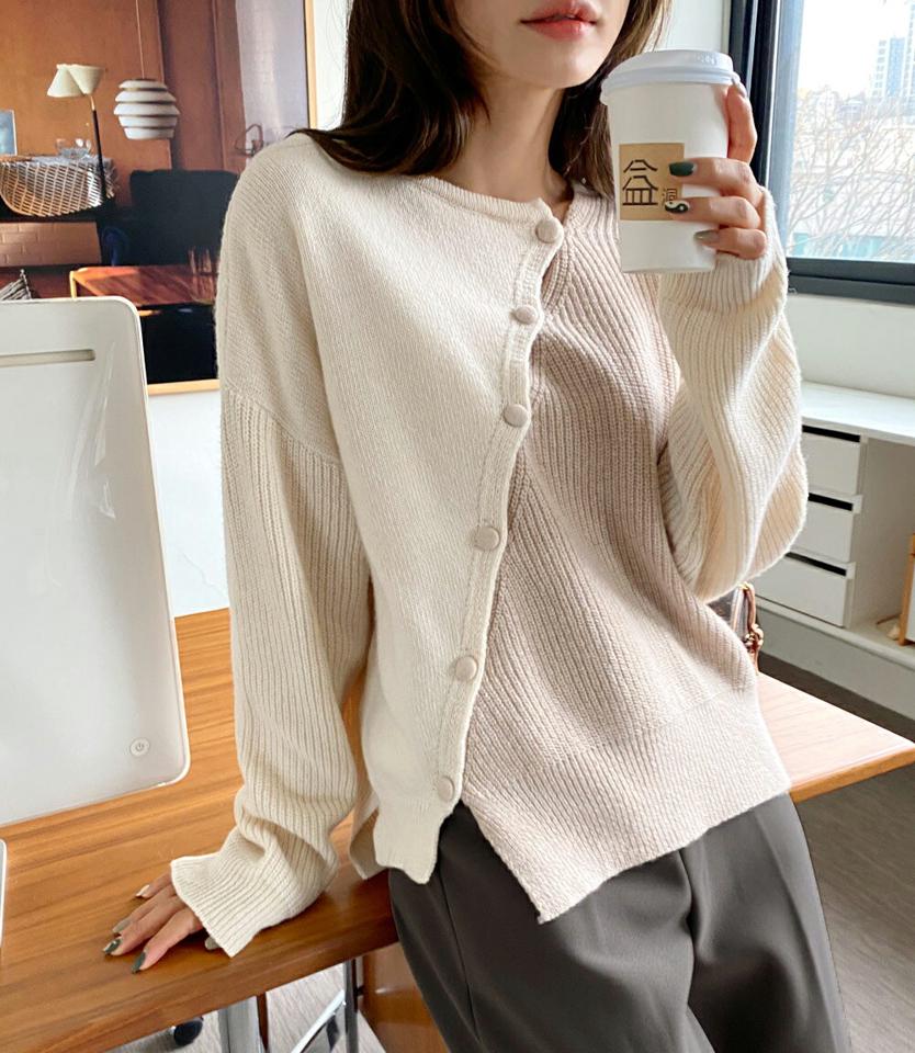 ウール混斜めボタン配色ニット・全3色・b00013 レディース 【tops】 韓国ファッション トップス ニット 長袖 ロングスリーブ ラウンドネック リブニット 切替 ハイゲージ 配色 ダイアゴナルボタン カジュアル 秋 冬