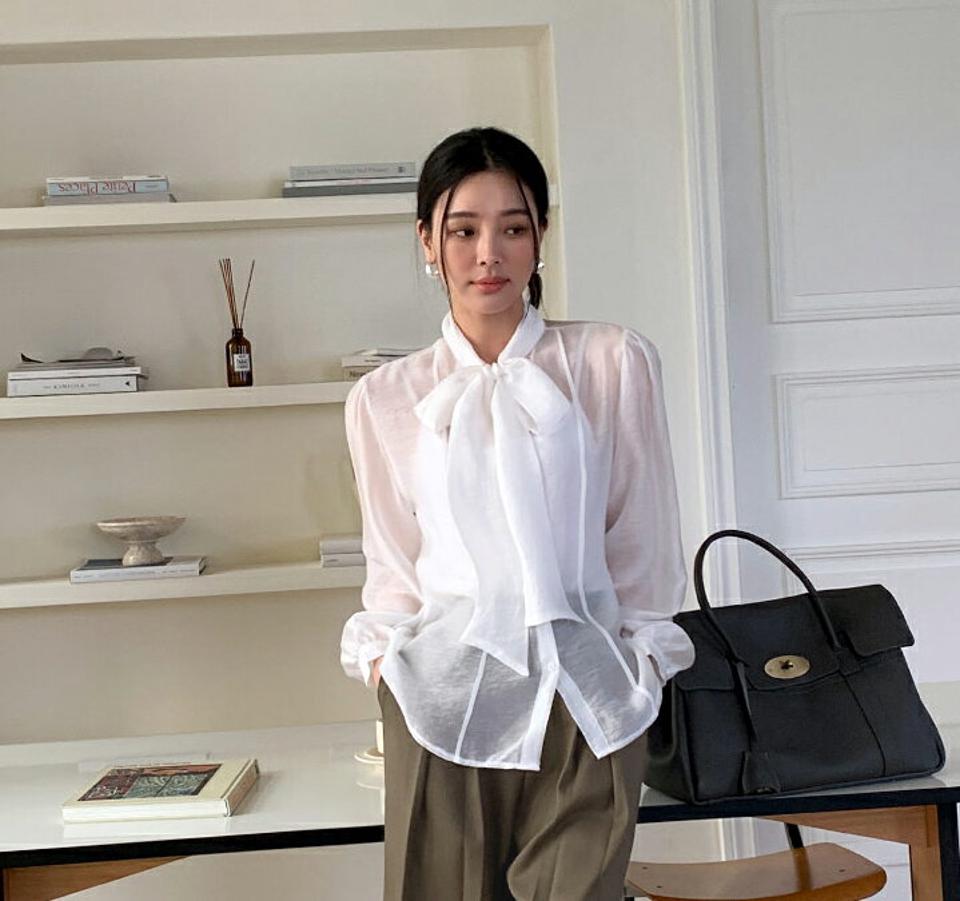 ネックリボンシアーブラウス・全2色・t71444 レディース 【bl】 韓国ファッション トップス ブラウス 長袖 ボウタイ リボン シアー シースルー 襟コン 透ける オーガンジー ボタン 前開 無地 カジュアル 冬 ハイホリHIHOLLI