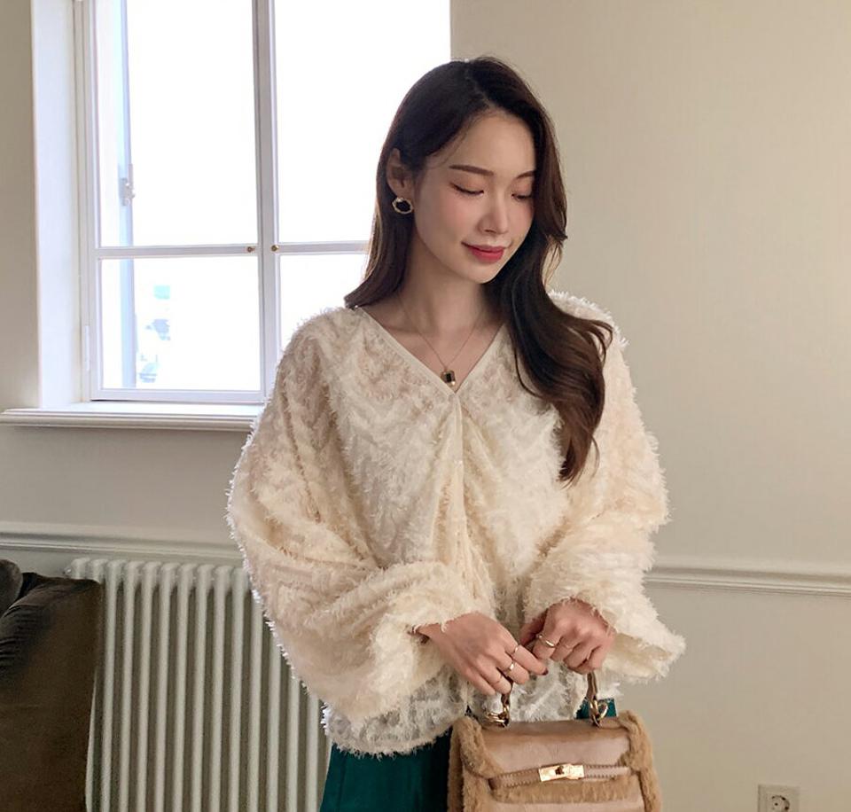 【10%OFF】フェザー調ギャザーブラウス・全2色・b71440 レディース 【bl】 韓国ファッション トップス ブラウス Vネック 長袖 パフスリーブ ボリュームスリーブ ボリューム袖 フェザー パイル ブークレ 無地 カジュアル 冬 ハイホリHIHOLLI【blセール】