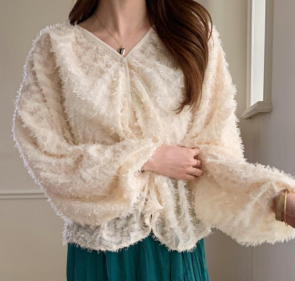 【10%OFF】フェザー調ギャザーブラウス・全2色・b71440 レディース 【bl】 韓国ファッション トップス ブラウス Vネック 長袖 パフスリーブ ボリュームスリーブ ボリューム袖 フェザー パイル ブークレ 無地 カジュアル 冬 ハイホリHIHOLLI【blセール】