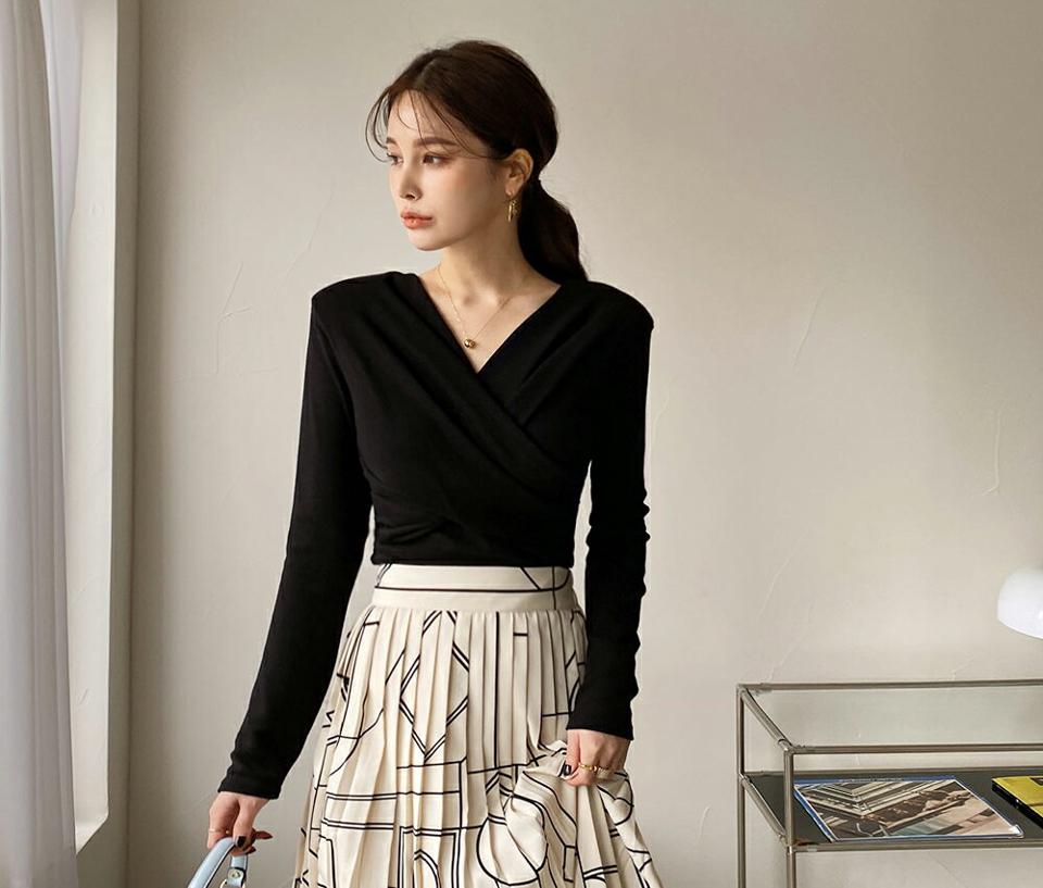 VネッククロスツイストTシャツ・全5色・t00002 レディース 【tops】 韓国ファッション トップス Tシャツ カットソー Vネック ラップ カシュクール スリム 細身 肩パッド 長袖 無地 カジュアル 冬 ハイホリHIHOLLI