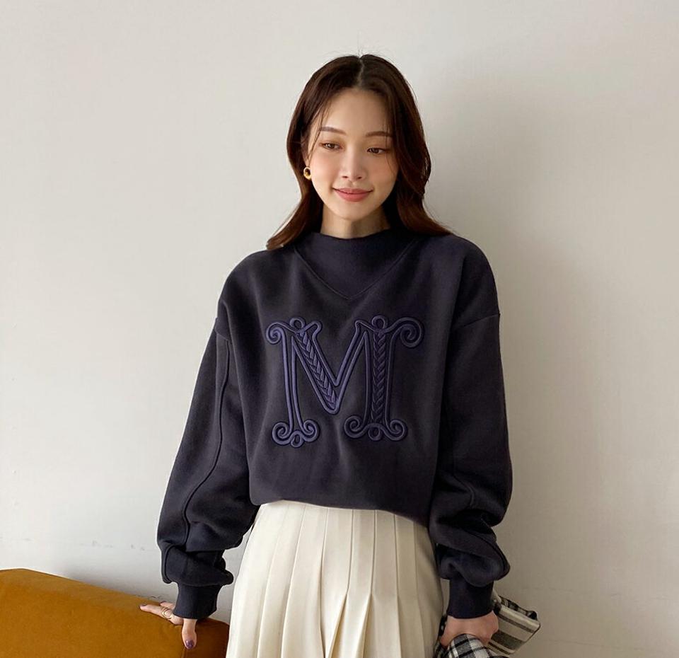 裏起毛M刺繍スウェット・全2色・b00004 レディース 【tops】 韓国ファッション トップス スウェット トレーナー Tシャツ カットソー モックネック ハーフネック ボトルネック 刺繍 レタリング ロゴ 長袖 カジュアル 冬 ハイホリHIHOLLI