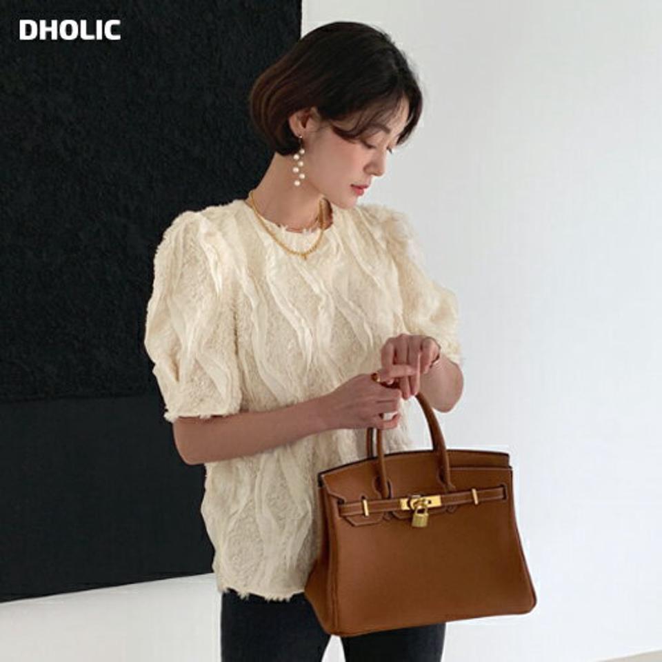 ウェーブエコファー半袖ブラウス・全2色・b00024 レディース 【bl】 韓国ファッション トップス ブラウス ラウンドネック 半袖 ハーフスリーブ 五分袖 5分袖 パフスリーブ フェザー パイル ブークレ ファー カジュアル 冬 ハイホリHIHOLLI