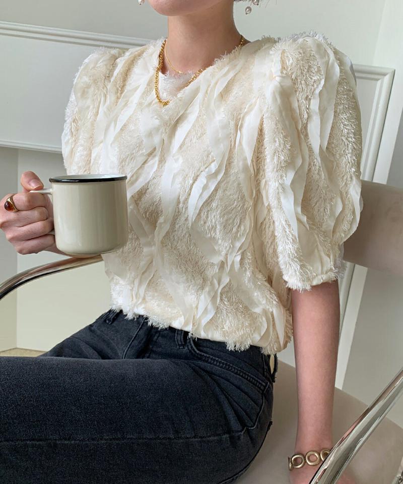 ウェーブエコファー半袖ブラウス・全2色・b00024 レディース 【bl】 韓国ファッション トップス ブラウス ラウンドネック 半袖 ハーフスリーブ 五分袖 5分袖 パフスリーブ フェザー パイル ブークレ ファー カジュアル 冬 ハイホリHIHOLLI