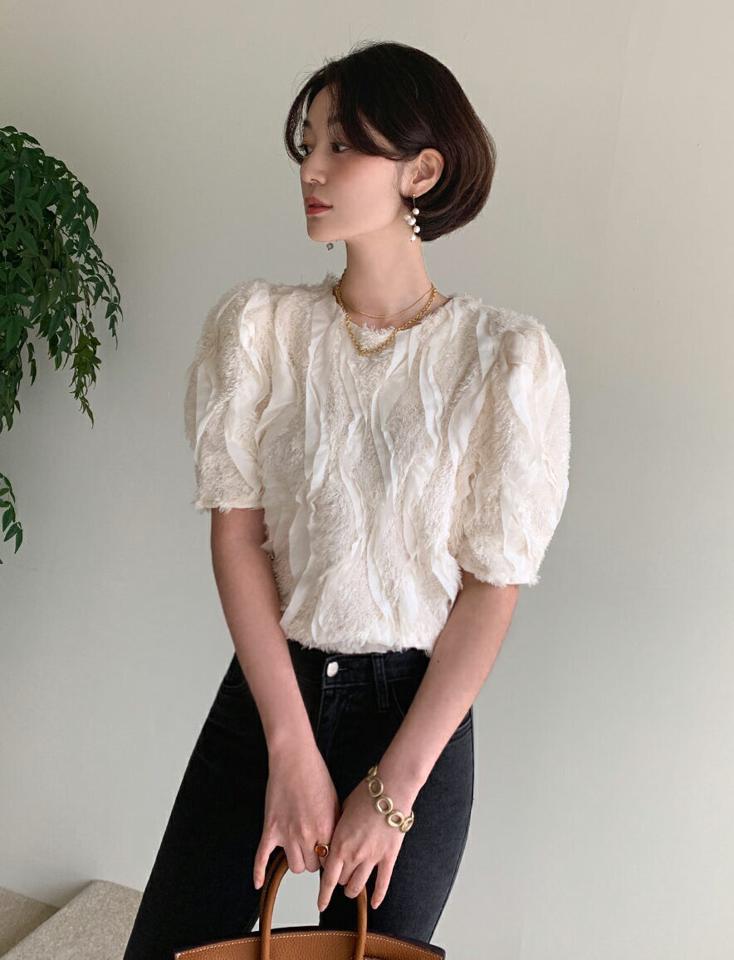 ウェーブエコファー半袖ブラウス・全2色・b00024 レディース 【bl】 韓国ファッション トップス ブラウス ラウンドネック 半袖 ハーフスリーブ 五分袖 5分袖 パフスリーブ フェザー パイル ブークレ ファー カジュアル 冬 ハイホリHIHOLLI