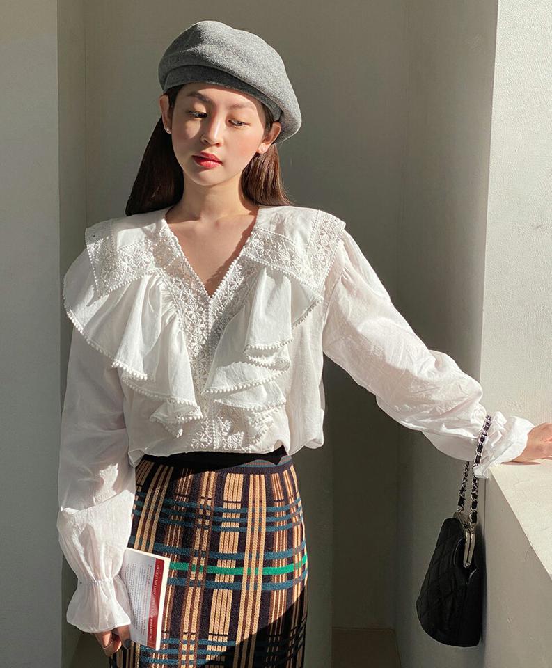 フリルレースブラウス・全3色・t00034 レディース 【bl】韓国ファッション トップス ブラウス 長袖 Vネック フリル レース ポンポン セーラーカラー シンプル 大人 ルーズ 体型カバー カジュアル フェミニン 春 秋 冬