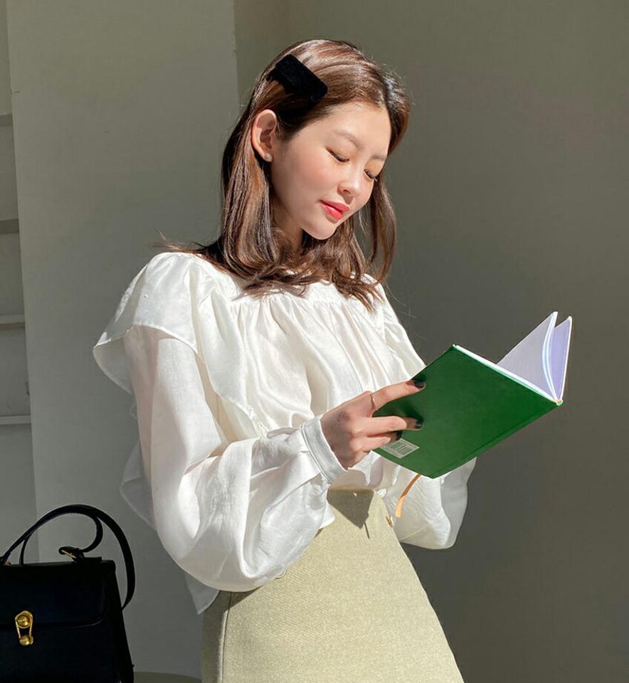 スクエアフリルブラウス・全2色・t00035 レディース 【bl】韓国ファッション トップス ブラウス 長袖 スクエアネック フリル モダン ギャザー スリット ボタン 無地 シンプル 大人 体型カバー カジュアル フェミニン 春 秋 冬