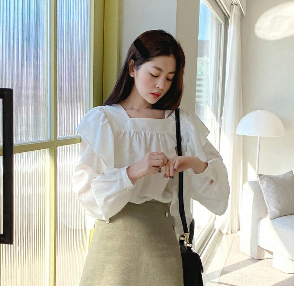 スクエアフリルブラウス・全2色・t00035 レディース 【bl】韓国ファッション トップス ブラウス 長袖 スクエアネック フリル モダン ギャザー スリット ボタン 無地 シンプル 大人 体型カバー カジュアル フェミニン 春 秋 冬