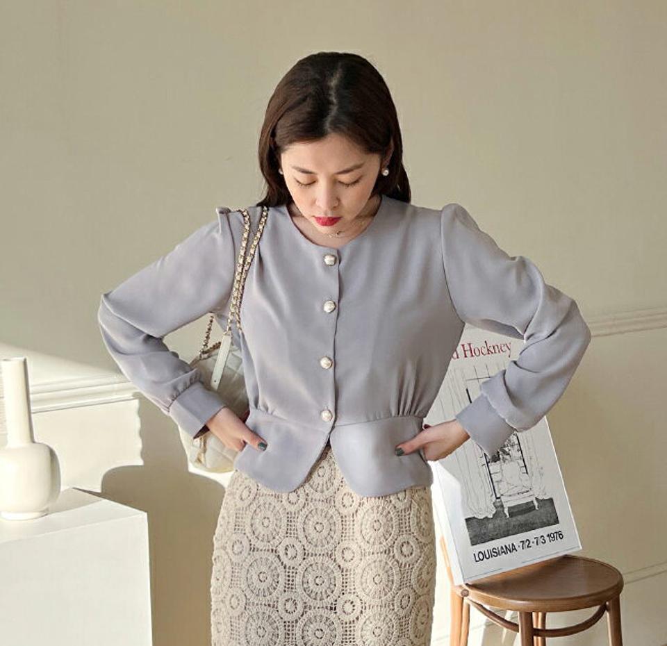 パール調ボタンパフブラウス・全4色・t00038 レディース 【bl】韓国ファッション トップス ブラウス 長袖 ラウンドネック パフスリーブ ウェーブ パール調 ボタン クロップド丈 無地 シンプル 大人 体型カバー カジュアル フェミニン 春 秋 冬