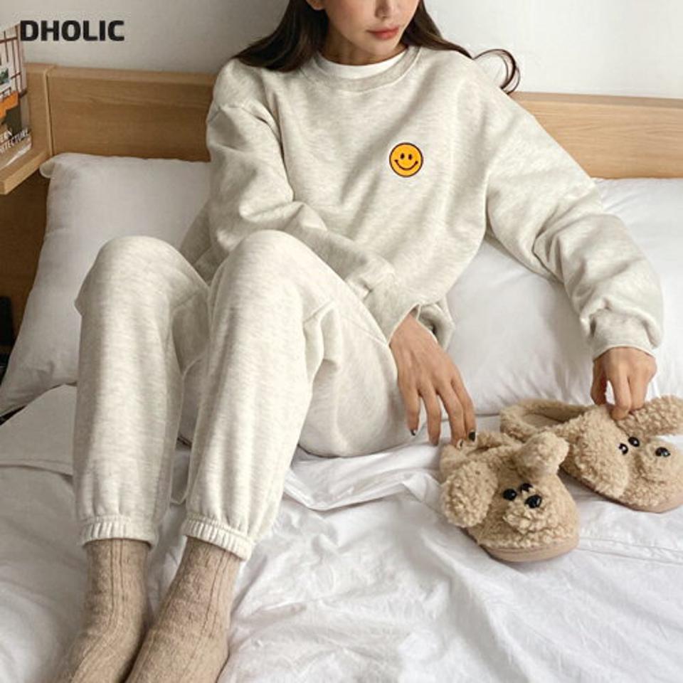 ≪人気商品再入荷≫裏起毛スマイルボアパッチスウェット&ジョガーパンツSET・全3色・b01873 レディース 【pt】韓国ファッション ボトムス パンツ スウェット セットアップ 長袖 ラウンドネック 裏起毛 ボア ジョガーパンツ ワンマイル 体型カバー 秋 冬