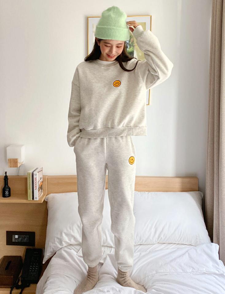 ≪人気商品再入荷≫裏起毛スマイルボアパッチスウェット&ジョガーパンツSET・全3色・b01873 レディース 【pt】韓国ファッション ボトムス パンツ スウェット セットアップ 長袖 ラウンドネック 裏起毛 ボア ジョガーパンツ ワンマイル 体型カバー 秋 冬