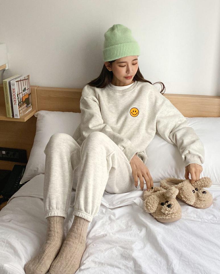 ≪人気商品再入荷≫裏起毛スマイルボアパッチスウェット&ジョガーパンツSET・全3色・b01873 レディース 【pt】韓国ファッション ボトムス パンツ スウェット セットアップ 長袖 ラウンドネック 裏起毛 ボア ジョガーパンツ ワンマイル 体型カバー 秋 冬