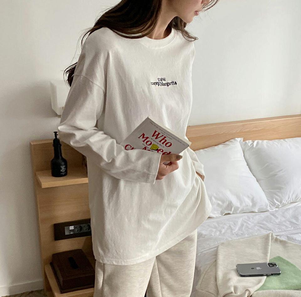 起毛刺繍レタリングTシャツ・全3色・b01863 レディース 【tops】韓国ファッション トップス Tシャツ 長袖 ラウンドネック 起毛 刺繍 レタリング 英字 ロゴ スリット シンプル フェミニン 体型カバー カジュアル デイリー 秋 冬 NIJU