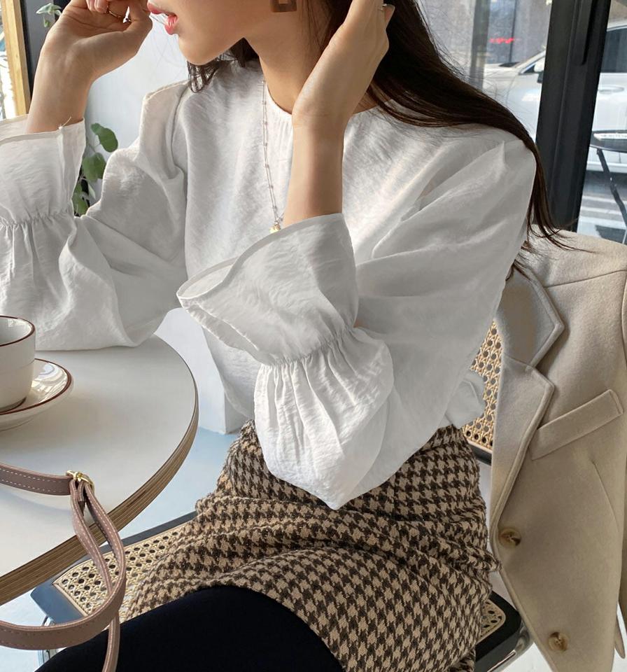 パフスリーブブラウス・全4色・t66162 レディース 【bl】韓国ファッション トップス ブラウス 長袖 ラウンドネック パフスリーブ シルキー パール調 ボタン シンプル 大人 体型カバー カジュアル フェミニン 春 秋 冬