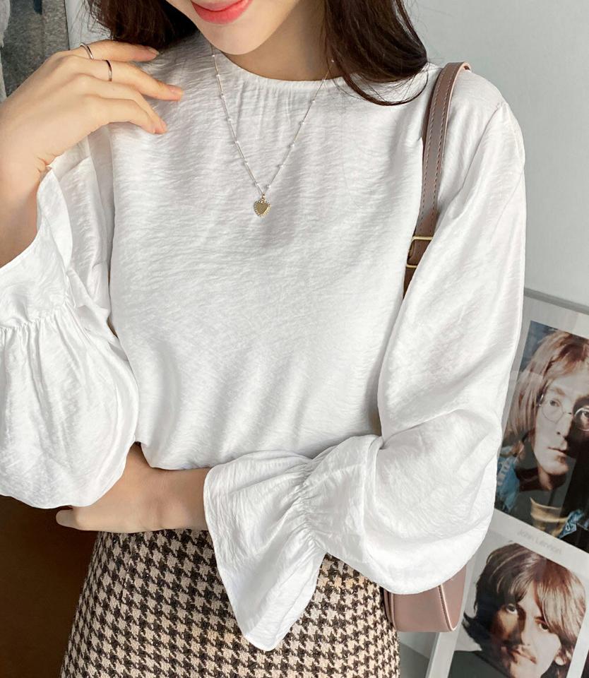 パフスリーブブラウス・全4色・t66162 レディース 【bl】韓国ファッション トップス ブラウス 長袖 ラウンドネック パフスリーブ シルキー パール調 ボタン シンプル 大人 体型カバー カジュアル フェミニン 春 秋 冬