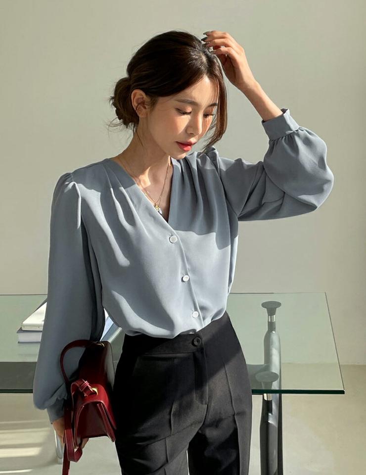 Vネックギャザーブラウス・全4色・t00068 レディース 【bl】韓国ファッション トップス ブラウス 長袖 Vネック ギャザー 無地 ボタン パフスリーブ シンプル 大人 ルーズ 体型カバー カジュアル フェミニン 春 秋 冬