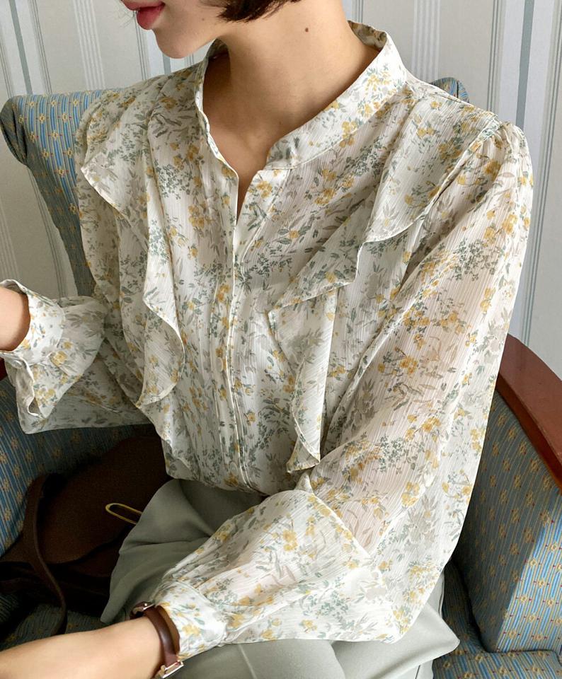 フローラルラッフルブラウス・全2色・t66235 レディース 【bl】韓国ファッション トップス ブラウス 長袖 バンドカラー 花柄 フラワー フローラル ラッフル カフス ボタン シンプル 大人 カジュアル フェミニン 春 秋 冬