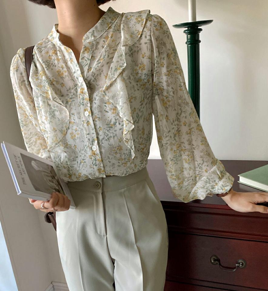 フローラルラッフルブラウス・全2色・t66235 レディース 【bl】韓国ファッション トップス ブラウス 長袖 バンドカラー 花柄 フラワー フローラル ラッフル カフス ボタン シンプル 大人 カジュアル フェミニン 春 秋 冬