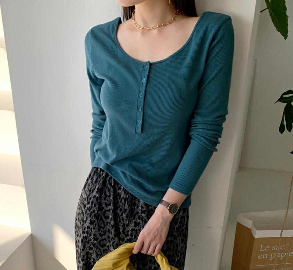 2WAYボタンUネックTシャツ・全4色・t00075 レディース 【tops】トップス Tシャツ 長袖 Uネック 単色 リブ シンプル カジュアル 前後着用自由 大人 ベーシック デコルテ 鎖骨 秋 冬 春 韓国ファッション ハイホリHIHOLLI