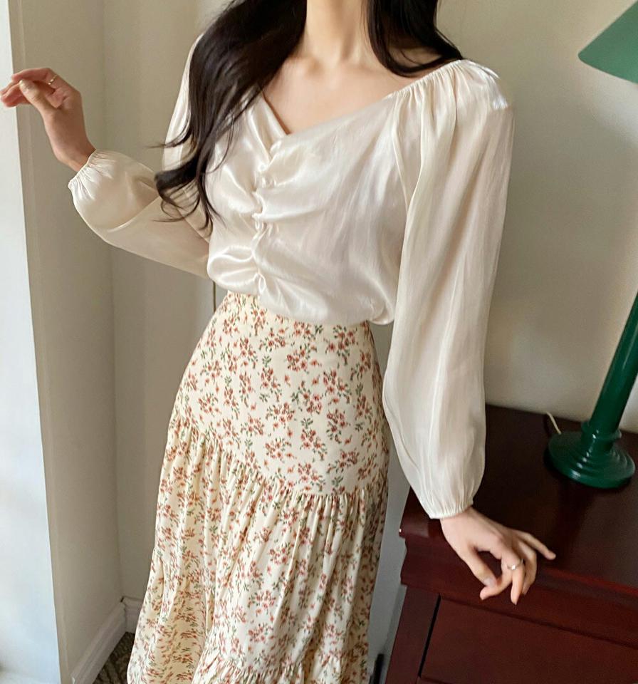 ≪人気商品再入荷≫2WAYサテンギャザーブラウス・全3色・t66227 レディース 【bl】韓国ファッション トップス ブラウス 長袖 シャーリング オフショル サテン ギャザー 光沢 無地 シンプル 大人 体型カバー カジュアル フェミニン 春 秋 冬