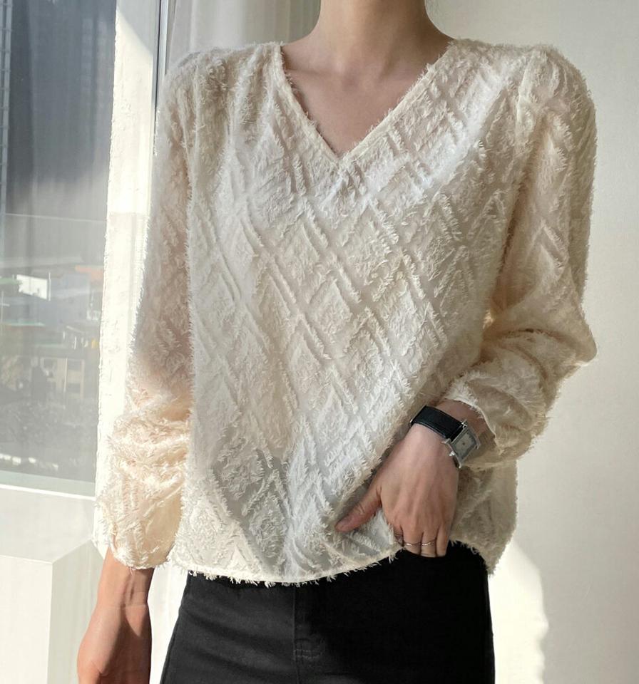 Vネックフリンジリボンブラウス・全2色・t71515 レディース 【bl】トップス ブラウス 長袖 Vネック フリンジ りぼん フェミニン レディ 大人 かわいい デコルテ 秋 冬 韓国ファッション ハイホリHIHOLLI