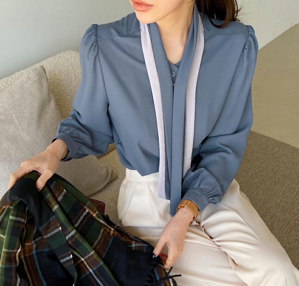 パール調ブローチ付タイブラウス・全3色・71518 レディース 【bl】トップス ブラウス 長袖 ブローチ パール 長袖 ボウタイ シンプル 大人 きれいめ オフィスカジュアル 襟コン 秋 冬 春 韓国ファッション ハイホリHIHOLLI