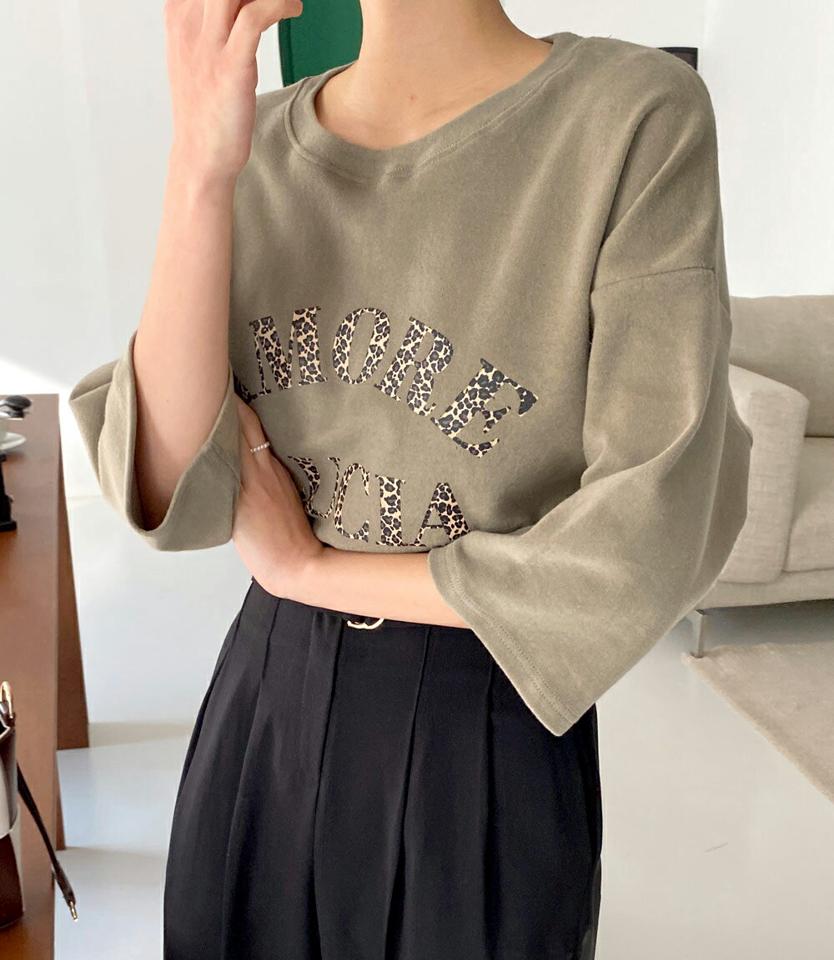レオパードレタリング半袖Tシャツ・全3色・b66549 レディース 【tops】韓国ファッション トップス Tシャツ 大人 半袖 ラウンドネック レオパード レタリング スリット 英字 ロゴ シンプル 体型カバー 細身 フェミニン カジュアル 秋 冬