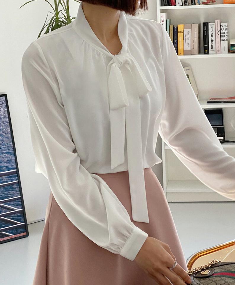 ネックリボンブラウス・全3色・t66548 レディース 【bl】韓国ファッション トップス ブラウス 長袖 ネックリボン ツヤ ボタン ギャザー パフ シフォン 単色 パステル シンプル 大人 体型カバー カジュアル フェミニン 春 秋 冬