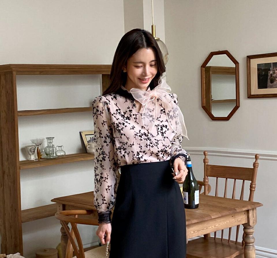 スカーフ付フラワーレースブラウス・全3色・b65281 レディース 【bl】韓国ファッション トップス ブラウス 長袖 Vスリット スカーフ付 レース 花柄 フローラル フラワー 刺繍 シンプル 大人 体型カバー カジュアル フェミニン 春 秋 冬