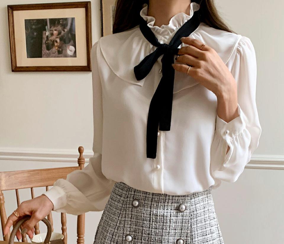リボン付フリルネックブラウス・全3色・t65293 レディース 【bl】韓国ファッション トップス ブラウス 長袖 フリルネック リボン付 シフォン パフスリーブ パール調 ボタン シンプル 大人 カジュアル フェミニン 春 秋 冬